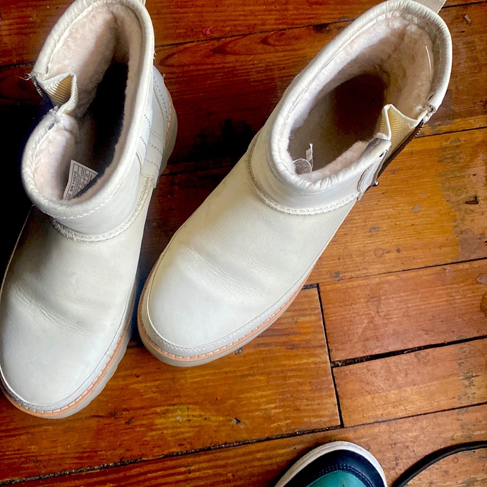 Leather Gently worn Cream Ugg boots with Ugg linings!